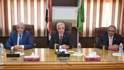 رئيس جامعة المنوفية يجتمع بعمداء الكليات في رحاب كلية الطب (صور)