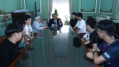 وفد طلابي من جامعة شنغهاي للدراسات الدولية يزور جامعة عين شمس (صور)