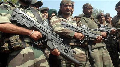 قوات هندية تطلق قنابل يدوية على القوات الخاصة الباكستانية في كشمير (فيديو)