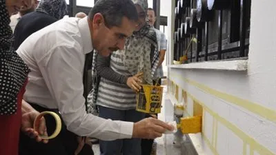 رئيس جامعة القناة يشارك الطلاب دهانات الحوائط استعدادا للعام الدراسي