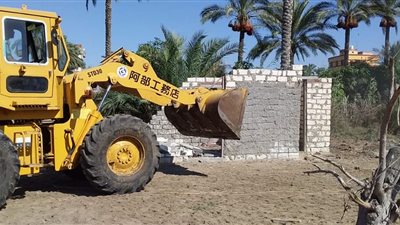 إزالة ١٠ حالات تعدي على ٥ آلاف متر من أراضي الدولة بدمياط (صور)