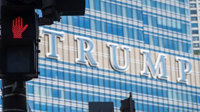 انقلاب على ترامب.. كيف أثرت تصريحات الرئيس الأمريكي العنصرية على شركاته واستثماراته؟