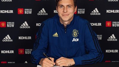 رسميًا.. مانشستر يونايتد يجدد عقد السويدي 