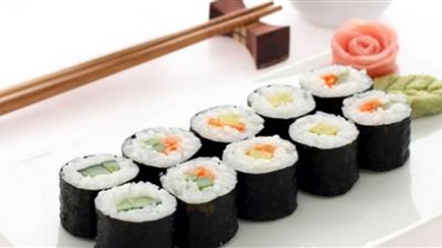 يسبب أمراض خطيرة..  تحذيرات من تناول السوشي  