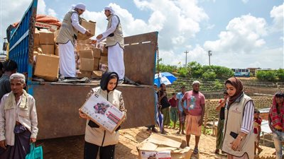 هيئة الهلال الأحمر الإماراتي توزع مساعدات إغاثية لـ7 آلاف لاجئ ببنجلاديش