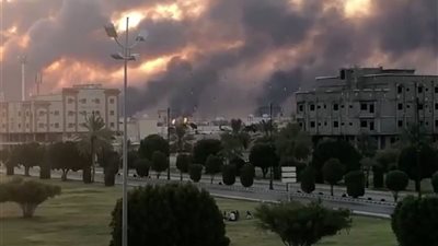 باريس تشكك في سيناريو مهاجمة الحوثيين منشآت النفط السعودية