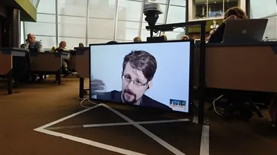 وزير الخارجية الفرنسي: لا يوجد سبب لإلغاء قرار رفض لجوء إدوارد سنودن