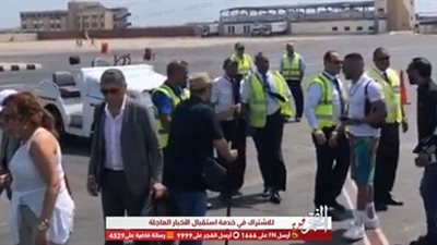 وصول نجوم الفن إلى مطار الغردقة استعدادا لحفل افتتاح مهرجان الجونة (فيديو)