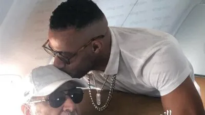 فى لافتة طيبة محمد رمضان يقبل رأس عبد الرحمن أبو زهرة خلال رحلتهما للجونة