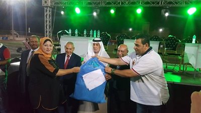 رئيس نادي الشيخ زايد يوزع 1000 شنطة مدرسية على الأيتام