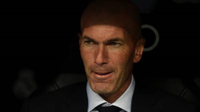 بعد مطالبة الجماهير برحيل زيدان.. الكشف عن المُرشح الأول لقيادة ريال مدريد 