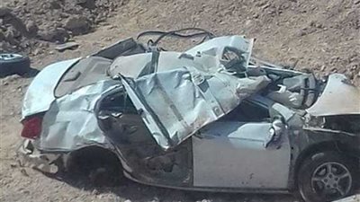 إصابة 4 أشخاص إثر انقلاب سيارة ملاكي بطريق 