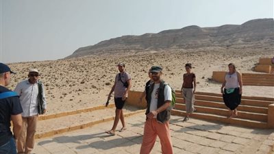 وفد سياحي من إسبانيا يزور المناطق الأثرية بالمنيا