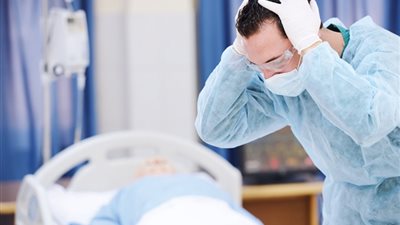 رسميًا.. قرار عاجل في واقعة الإهمال الطبي لنسيان طبيب 