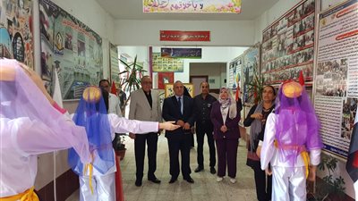 انطلاق الدراسة في 225 مدرسة في الدقهلية.. ووكيل التعليم يستقبل الطلاب بالورود 