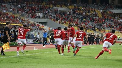 الأهلي يستكشف حجم إصابة مدافعه الأول