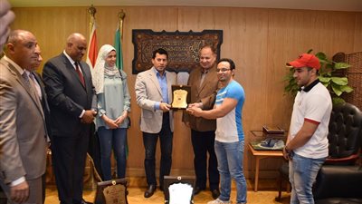 محافظ الفيوم يستقبل وزير الرياضة ويكرمان أبطال المحافظة