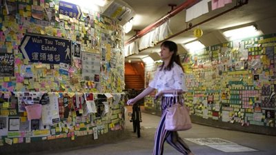 احتجاجات في هونج كونج بعد تمزيق ملصقات على 