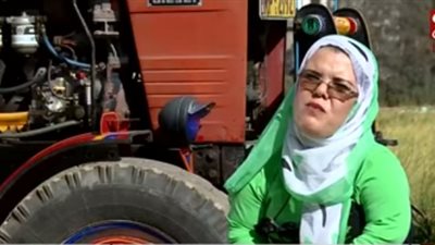 أمل الزناتي.. سيدة مصرية تحدت الصعاب وأمتهنت مهنة الرجال