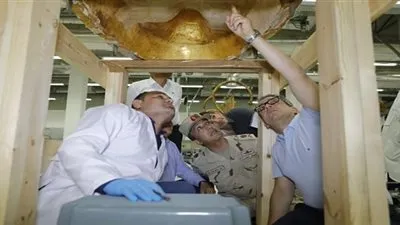 شاهد.. بدء ترميم تابوت الملك عنخ آمون الذهبي بحضور وزير الآثار