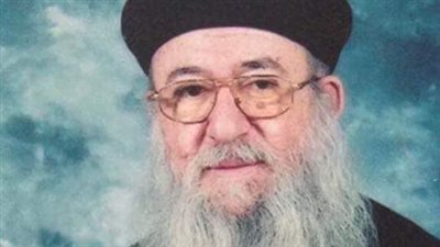 البابا تواضروس يقدم العزاء لمطران بورسعيد في نياحة القمص ميخائيل أنيس