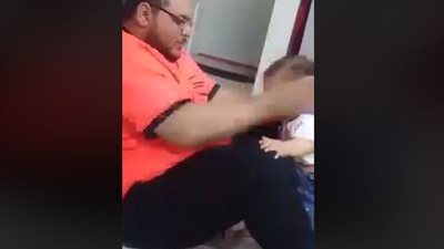 أب يتجرد من إنسانيته ويعذب نجله لكي يتعلم المشي (فيديو)