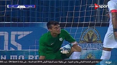 شاهد.. حارس إنبي يتألق ويتصدر لهدف مؤكد من منتصف الملعب لإبراهيم حسن (فيديو)