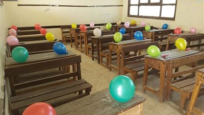 بالبالونات والحلوى.. شباب رأس غارب يجملون مدارس المديرية.. (صور) 