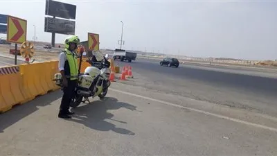 وسط انتشار رجال المرور.. عودة الحركة لطبيعتها بالطريق الصحراوي