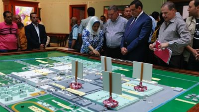 وزير قطاع الأعمال العام يتفقد مصانع شركة مصر للغزل والنسيج وصباغي البيضا بكفر الدوار