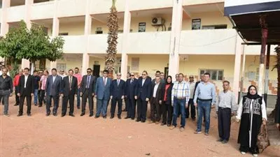 محافظ الشرقية بين التلاميذ في طابور الصباح (صور)