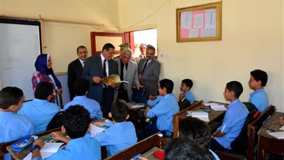 محافظ البحيرة يفتتح مدرستين بدمنهور تزامنًا مع احتفالات العيد القومي (صور)