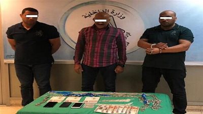 إحباط محاولة تهريب كمية من مخدر الآيس والمشغولات الفضية بمطار القاهرة