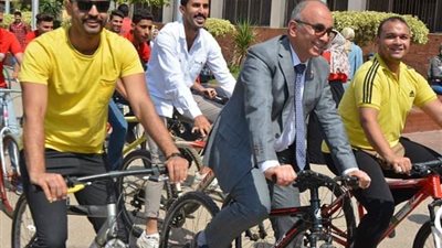 رئيس جامعة الزقازيق يشارك في مارثون للدراجات داخل الحرم الجامعي