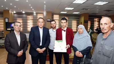 محافظ الشرقية يكرم الأول على الثانوية العامة بمدرسة النور للمكفوفين (صور)