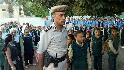 في لفتة إنسانية.. ضابط شرطة يصطحب طفلة شهيد إلى مدرستها في أول يوم دراسي