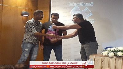 ياسر جلال ولافتة إنسانية خلال ندوته في قصر السينما (صور) 