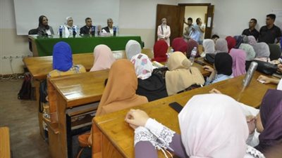 كلية تمريض جامعة القناة تستقبل طلابها الجدد بالالتزام والجدية