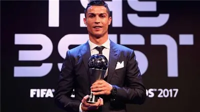 بعد تتويج ميسي بجائزة the best.. تعليق مثير من كريستيانو رونالدو 