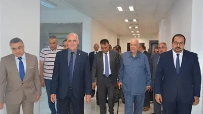 رئيس جامعة الفيوم يتفقد مستشفى 