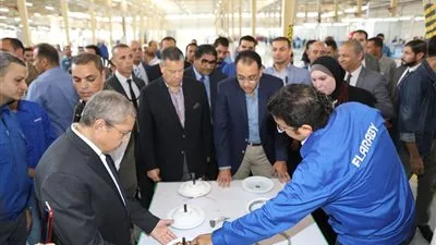 يوفر 1400 فرصة عمل.. رئيس الوزراء يتفقد مراحل إنتاج 