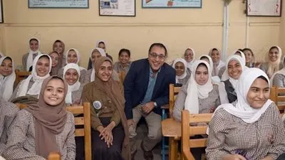 رئيس الوزراء لطالبات مدرسة إعدادية ببني سويف: 