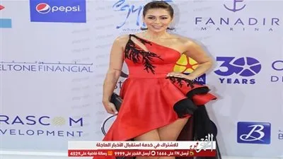 لقاء الخميسي تتألق بفستان أحمر في عرض 