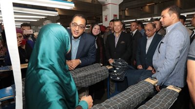 رئيس الوزراء خلال تفقده مصنع 