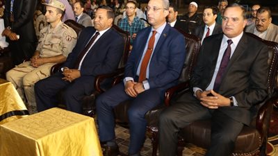 محافظ سوهاج يشهد زفاف جماعي لـ 50 عريس وعروسة ويسلم عقود مشروعات صغيرة