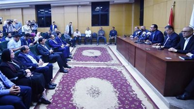 رئيس الوزراء يختتم زيارته لبني سويف بلقاء أعضاء البرلمان.. والنواب: نقف مع الدولة قلبًا وقالبًا