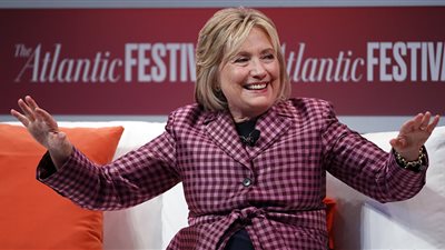 هيلاري كلينتون تدعم التحقيق في عزل ترامب