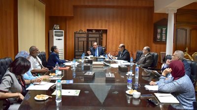 رئيس جامعة بني سويف يناقش الإشراف الداخلي للشعب والبرامج الجديدة  