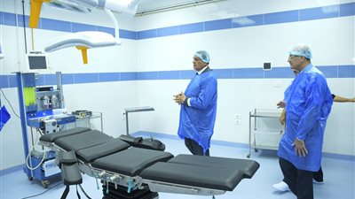 محافظ البحيرة يكافئ مدير وأطباء مستشفي كفر الدوار (صور)