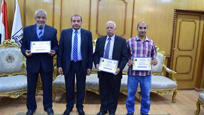بالأسماء.. تكريم العاملين المحالين للمعاش بجامعة بني سويف